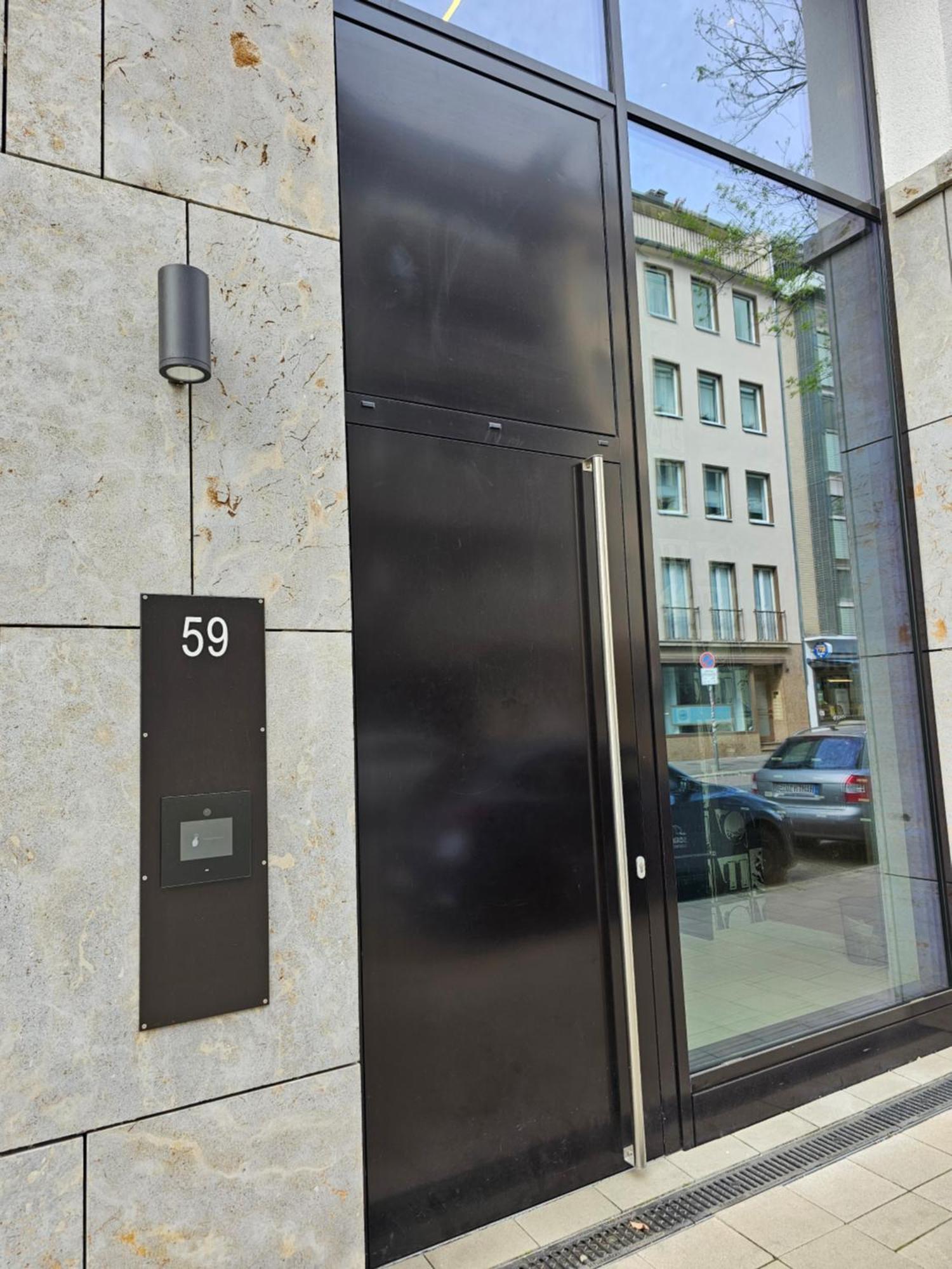 3 2 Bathrooms 2 Toilets New Center Of Underground Parking Space Contactless Self Check-in Dusseldorf