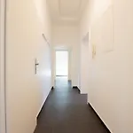 Raj Living - City Apartments With 2 , 3 And 6 Rooms - 15 Min To Messe Dus And Old Town Dus