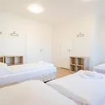 Raj Living - City Apartments With 2 , 3 And 6 Rooms - 15 Min To Messe Dus And Old Town Dus