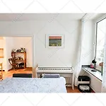 Elegant City Apartment Close To Main Train Station
