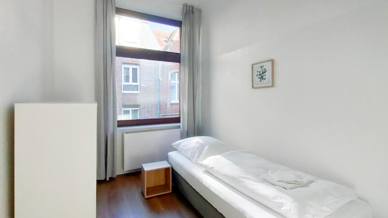 Apartment Raj Living - With 2 , 3 And 6 - 15 Min To Messe Dus And Old Town Dus Düsseldorf