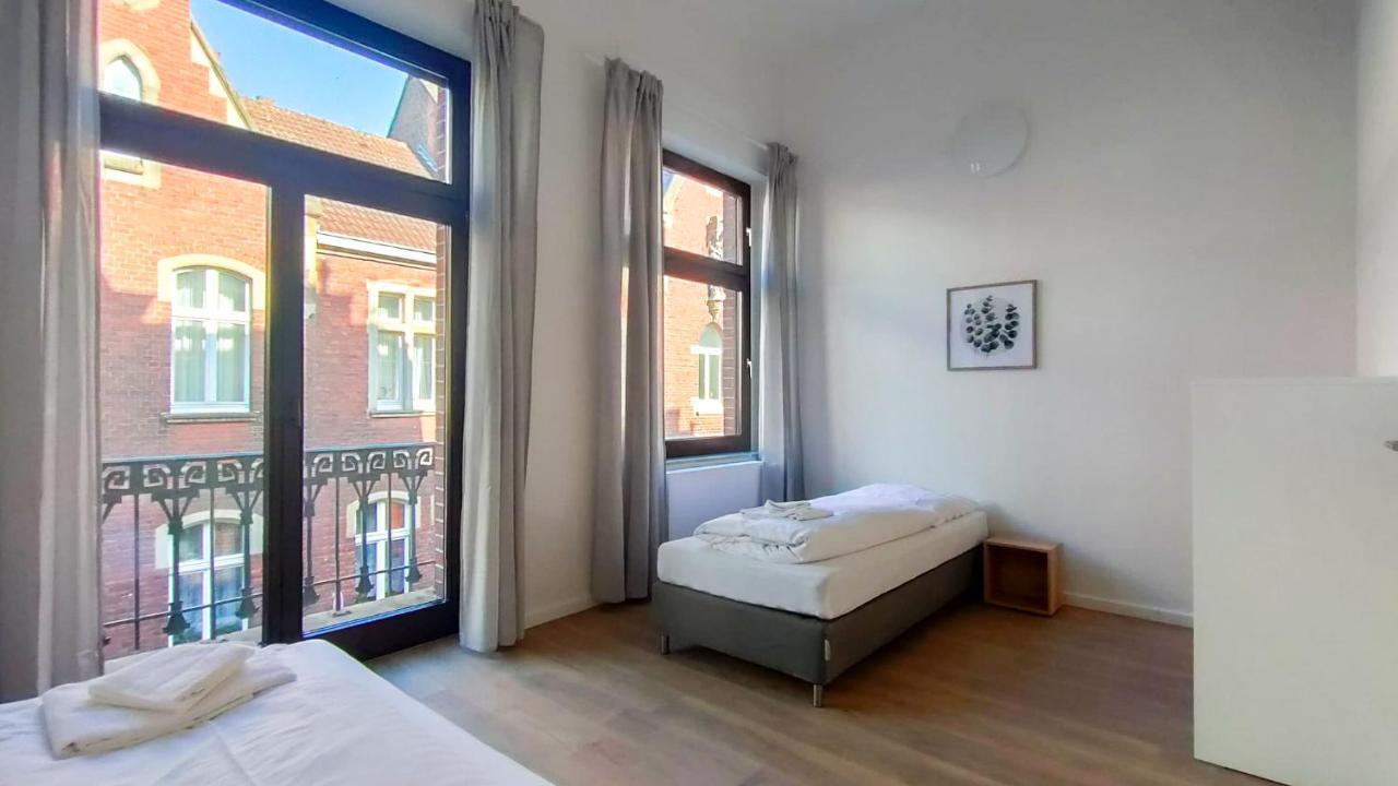 Raj Living - With 2 , 3 And 6 - 15 Min To Messe Dus And Old Town Dus Apartment *