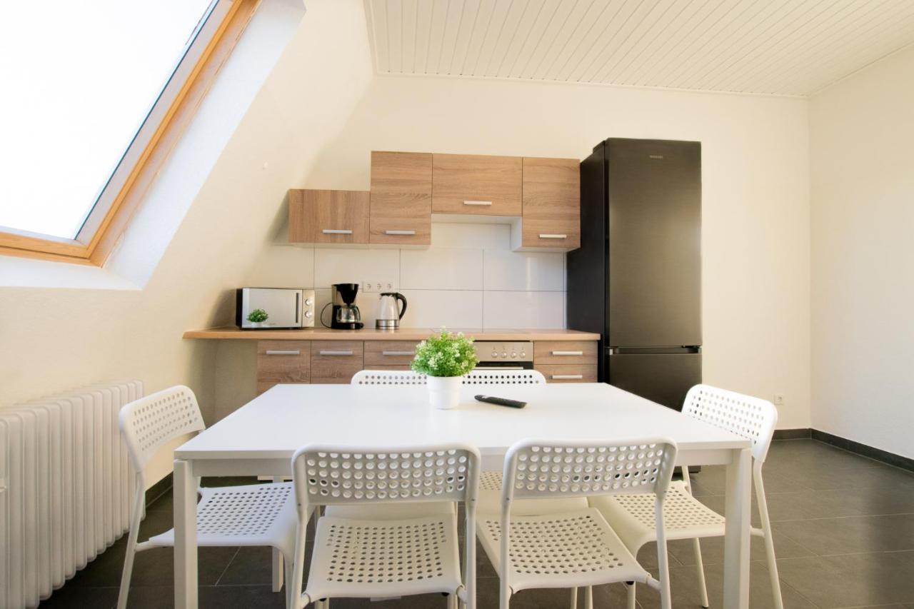 Raj Living - With 2 , 3 And 6 - 15 Min To Messe Dus And Old Town Dus Apartment