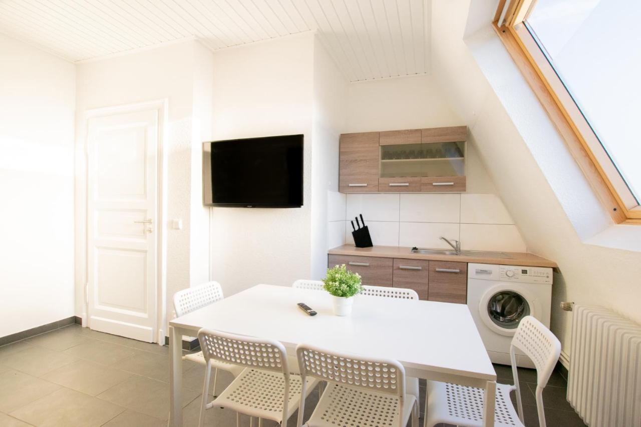 Raj Living - With 2 , 3 And 6 - 15 Min To Messe Dus And Old Town Dus Apartment *
