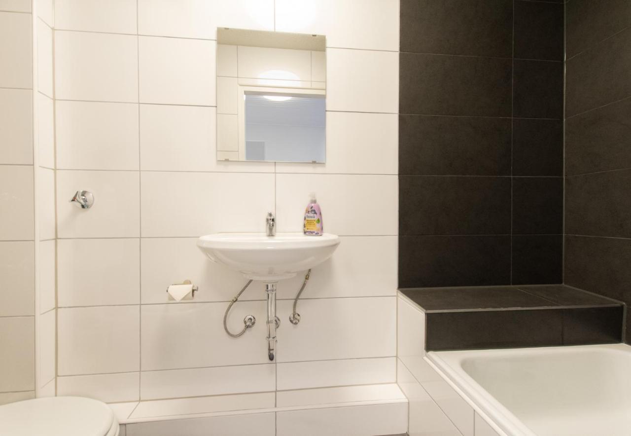 Raj Living - With 2 , 3 And 6 - 15 Min To Messe Dus And Old Town Dus