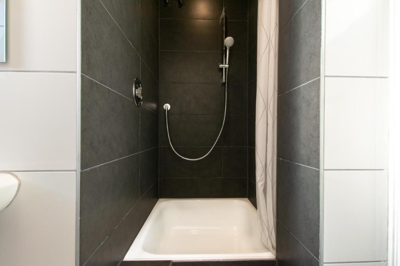Raj Living - With 2 , 3 And 6 - 15 Min To Messe Dus And Old Town Dus *