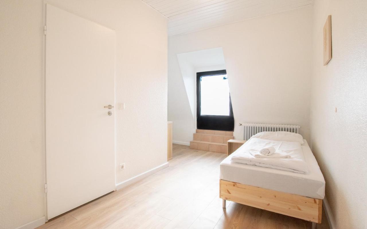Raj Living - With 2 , 3 And 6 - 15 Min To Messe Dus And Old Town Dus Apartment Düsseldorf