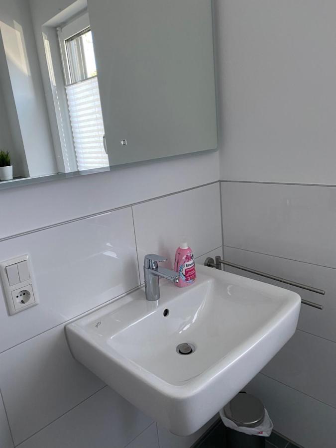 Messezimmer Nahe Der Duesseldorfer Messe Mit Eigenem Eingang Und Gratis Minibar Guest house Dusseldorf