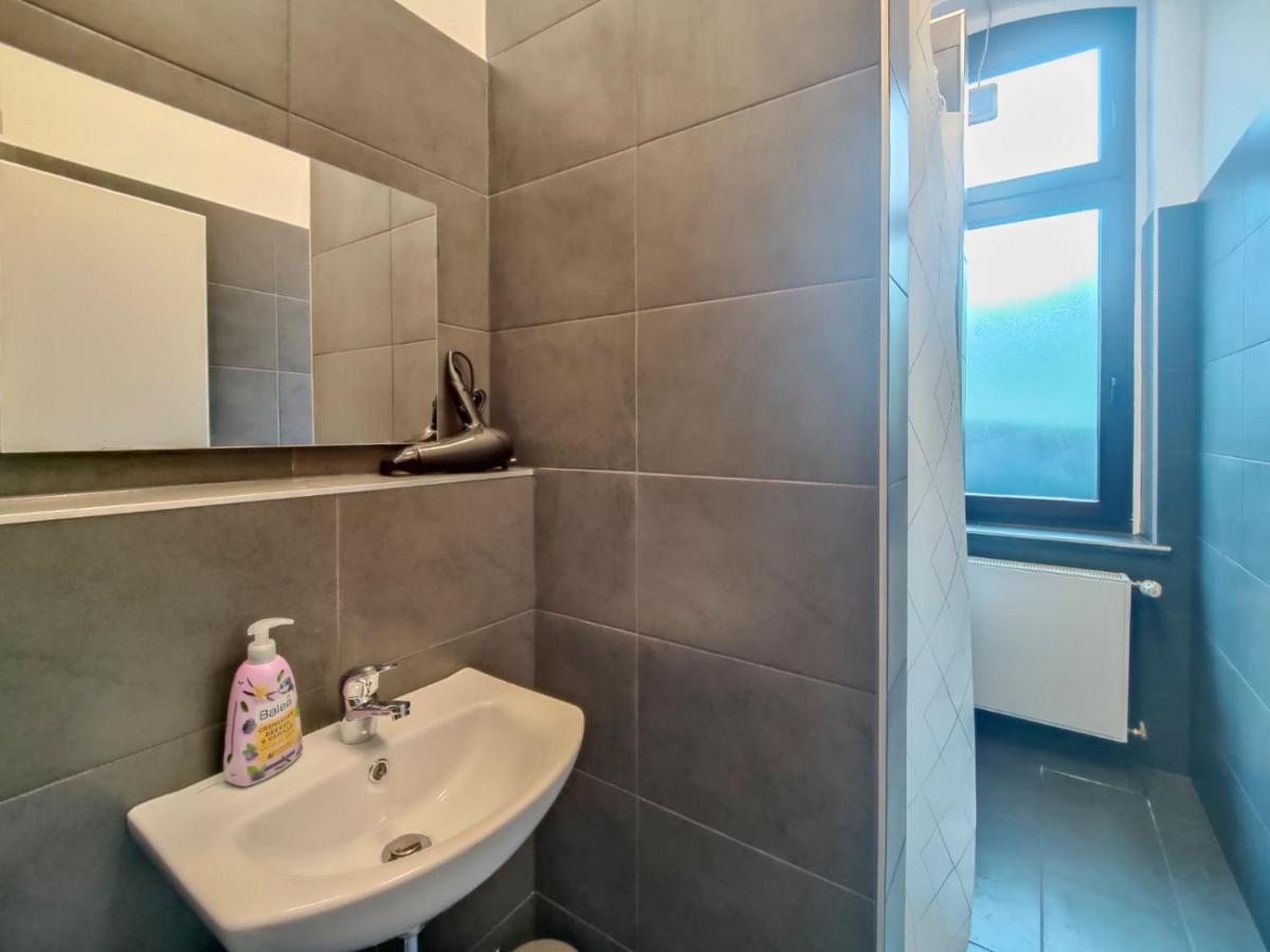Raj Living - With 2 , 3 And 6 - 15 Min To Messe Dus And Old Town Dus Apartment Düsseldorf