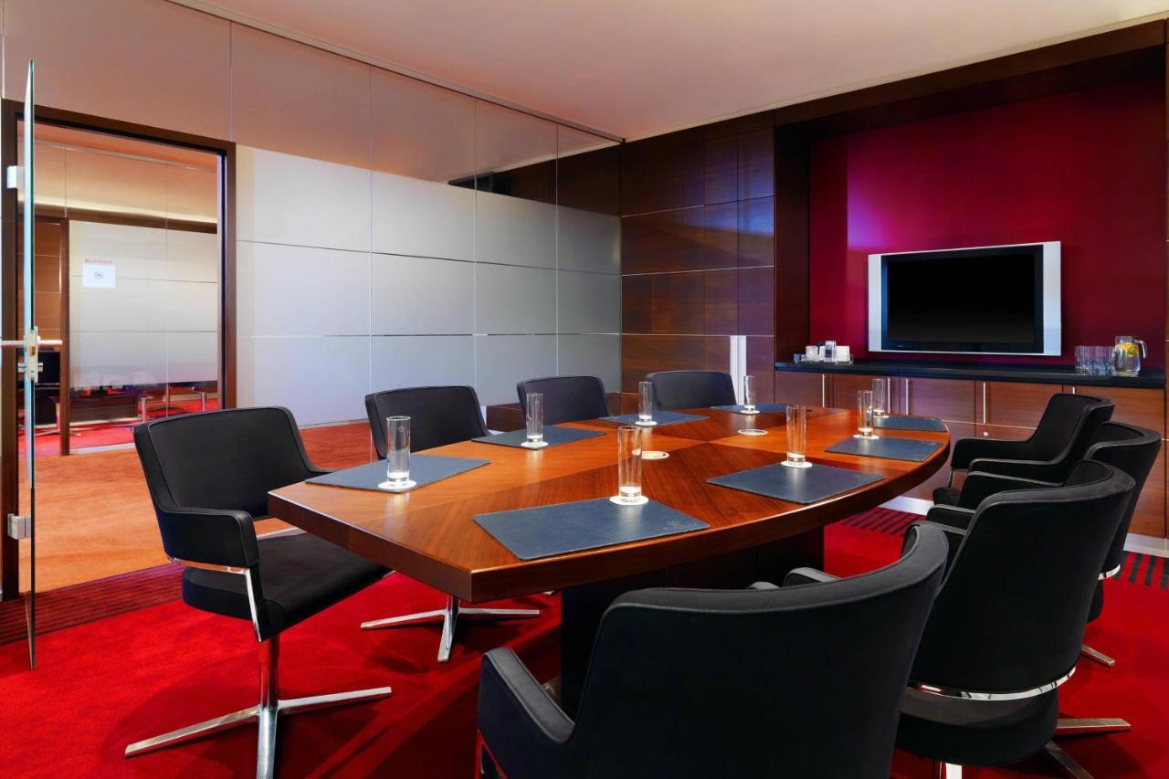 Sheraton Airport Hotel 4*