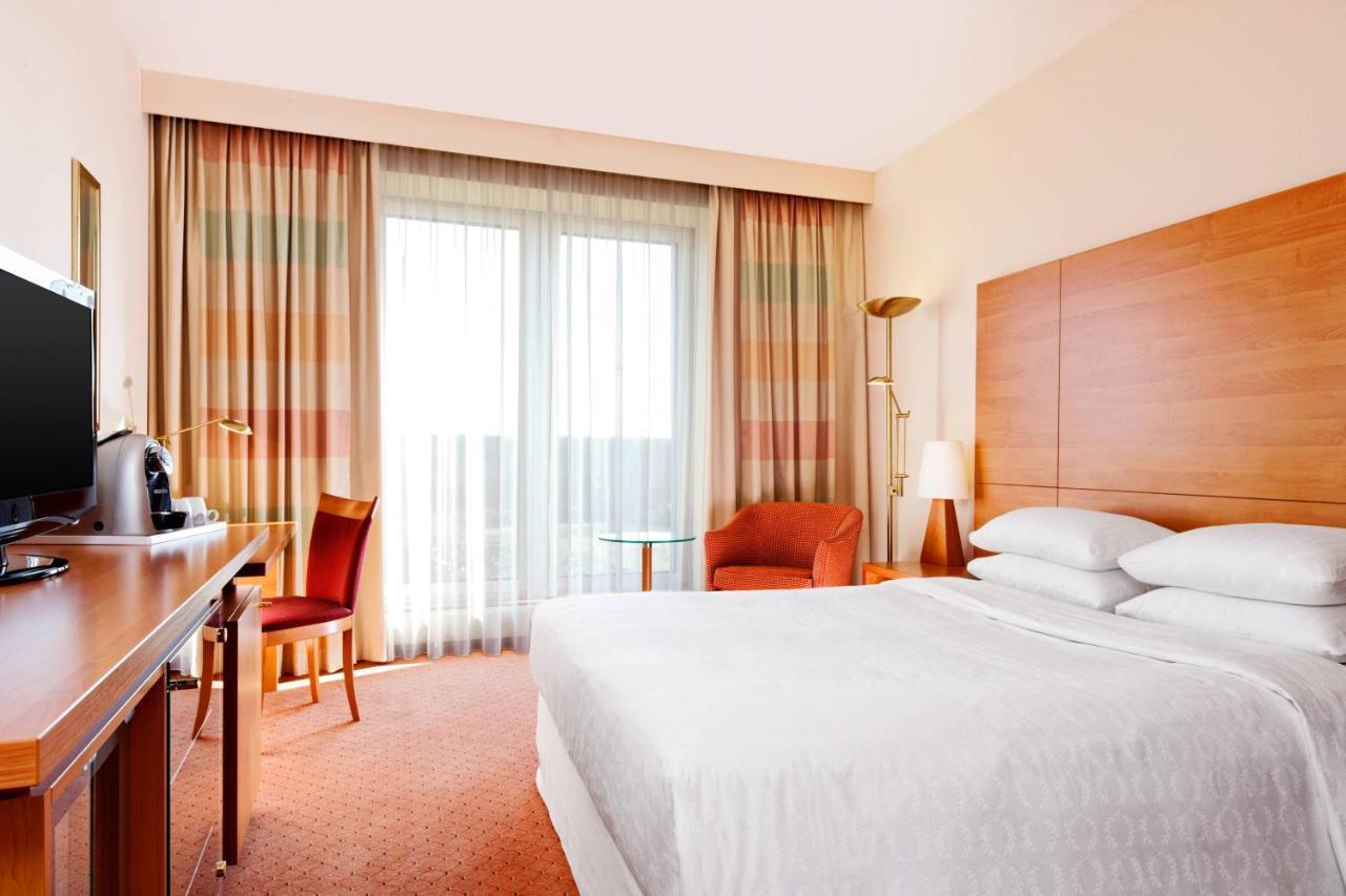 Sheraton Airport 4*