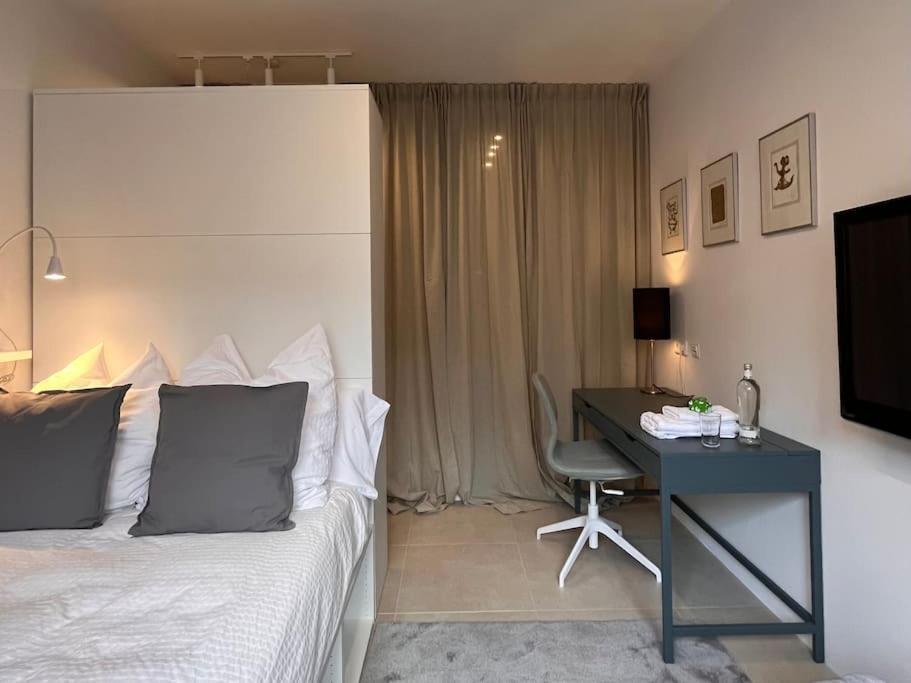Quiet And Sunny In Absolut Center Apartment Dusseldorf