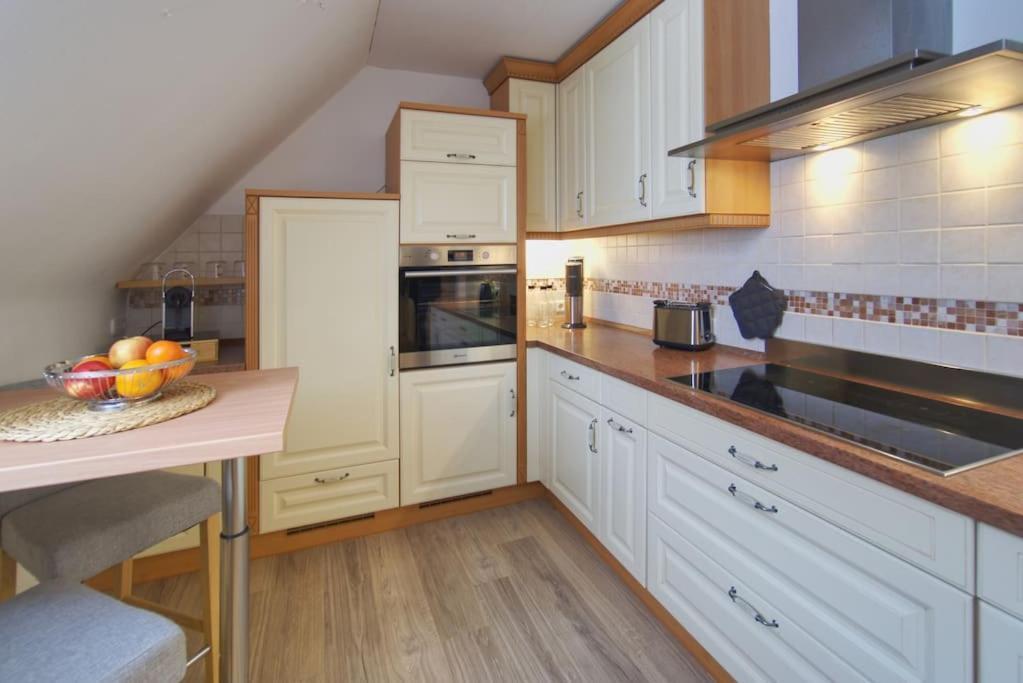 Quiet 2-room With Separate Entrance Apartamento