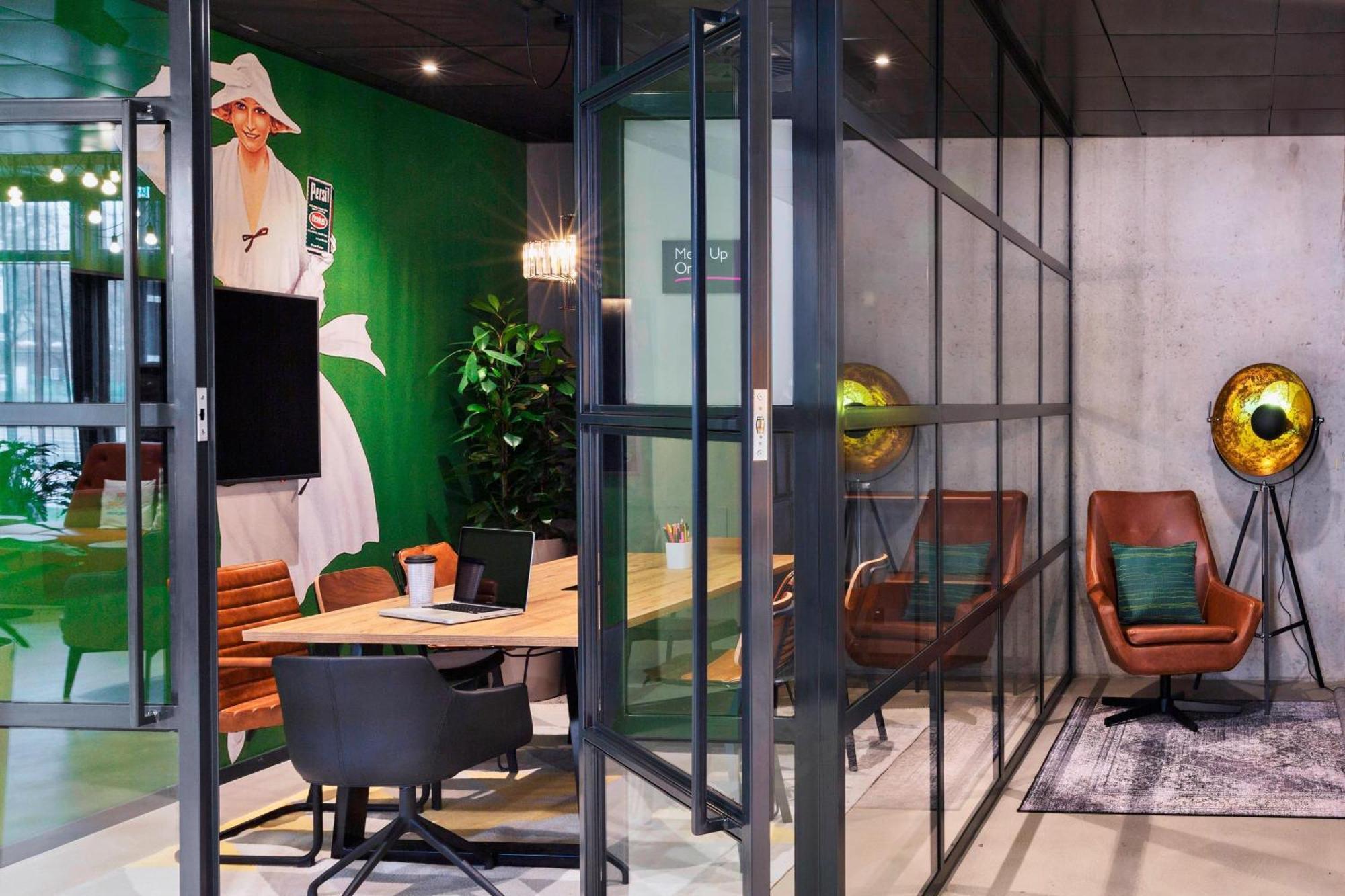 Moxy South 3*