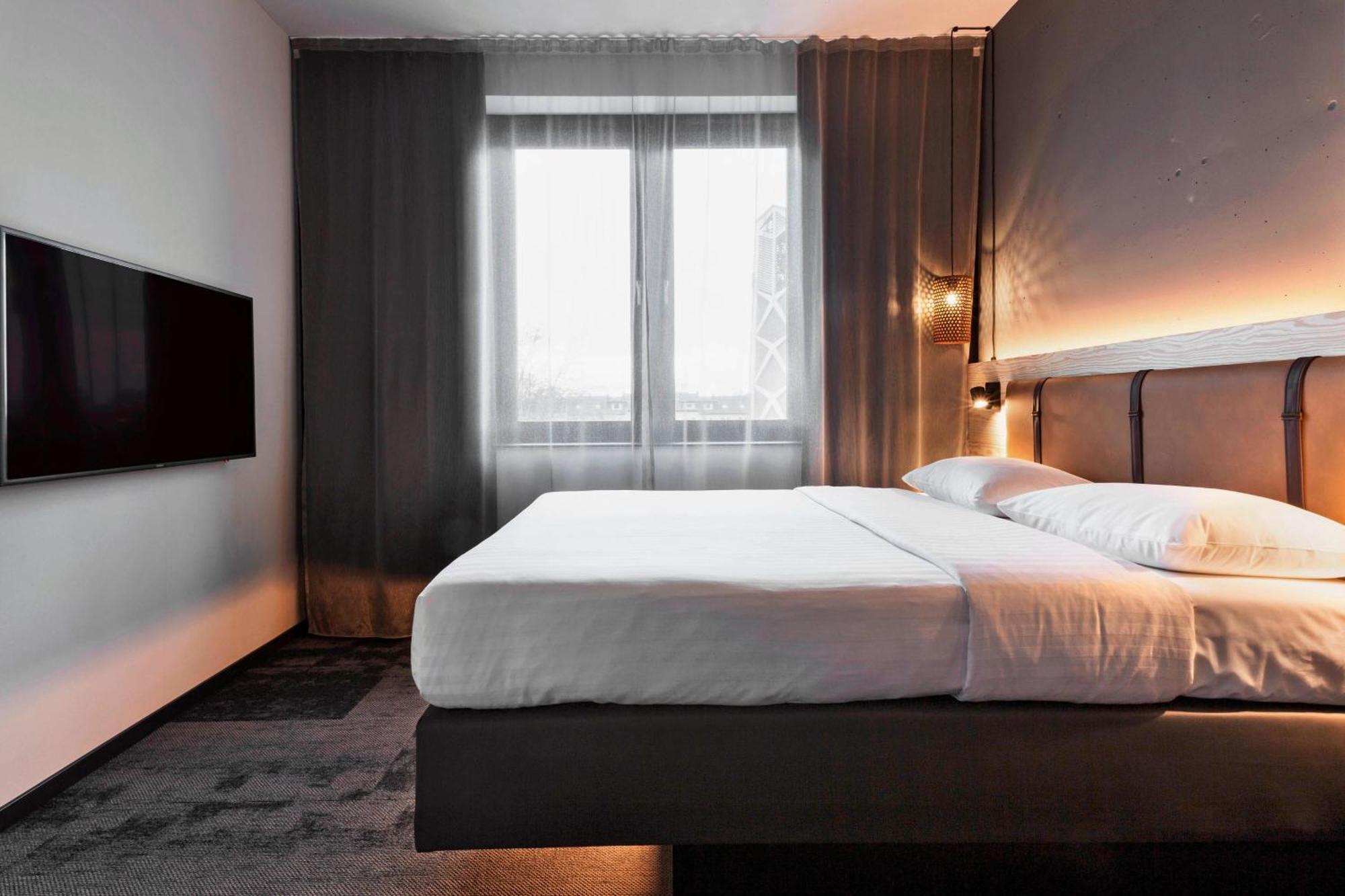 Moxy South Hotel
