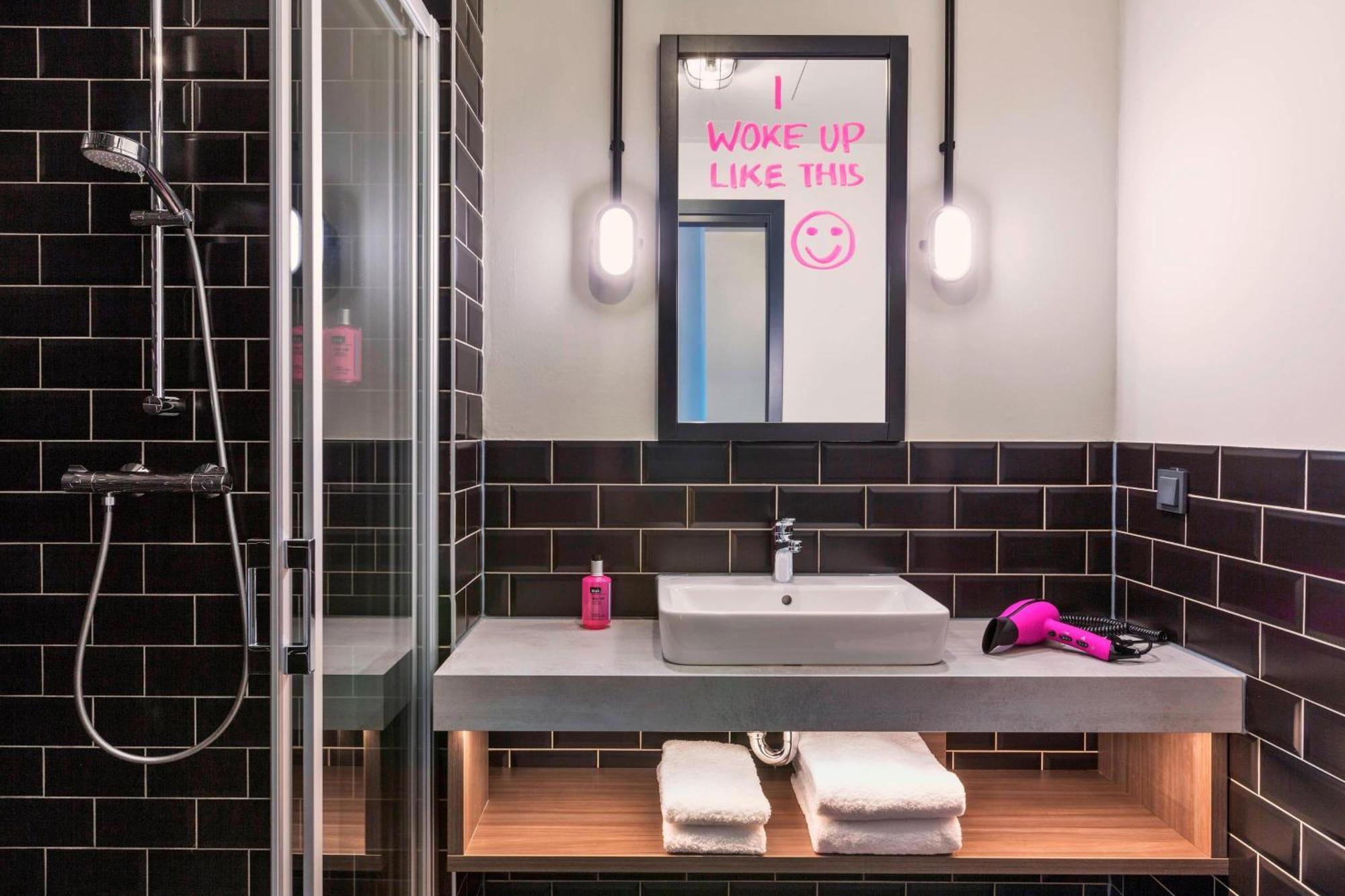 Moxy South Hotel 3*