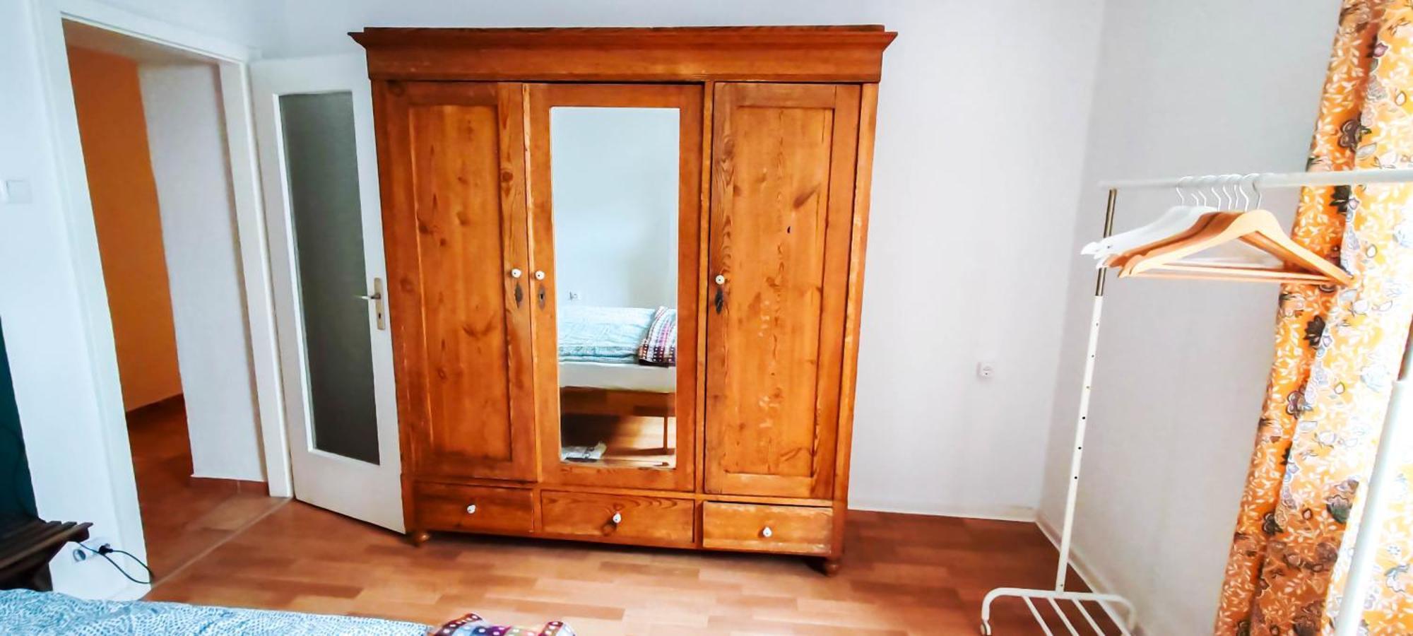 Elegant Close To Main Train Station Apartment *